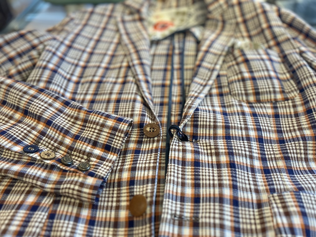 NEILL KATTER イタリア製チェックジャケット。フロントボタンと袖口ボタンのディテールが特徴的