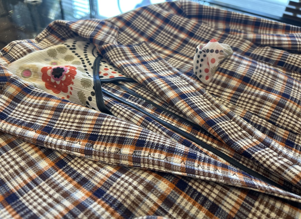 ラペルのステッチと内側の裏地が見えるNEILL KATTERのジャケット。細部まで作り込まれたデザイン