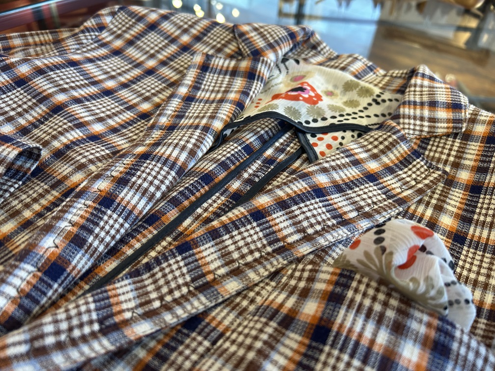 NEILL KATTER ジャケットの胸ポケット裏地。ポケットチーフとしても使用可能な華やかなデザイン