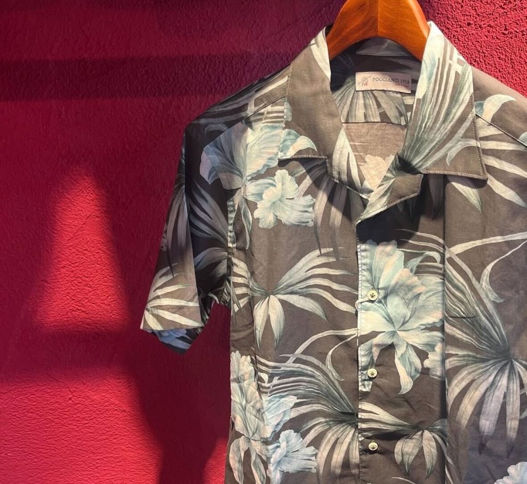 グレーベースに淡いブルーの花柄をあしらった開襟半袖シャツ。ポッジャンティ1958製のイタリアンリゾートスタイルに最適なリネンライクなフローラルプリントシャツ。6月から真夏にかけて活躍。