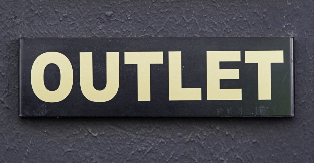 アウトレットの店舗サインボードのクローズアップ