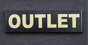 アウトレットの店舗サインボードのクローズアップ