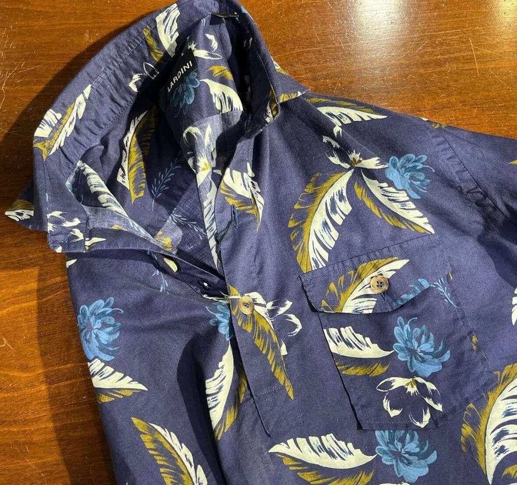 ネイビーベースの開襟ハワイアンシャツ。イエローとブルーの植物柄が映える、6月以降のリゾートカジュアルに最適なイタリア製フローラルプリントシャツ。