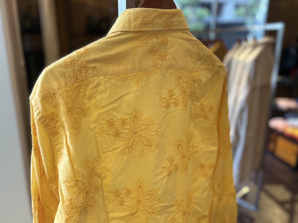 イタリア製Poggianti1958の黄色い刺繍シャツの背面。繊細なフラワーモチーフが浮かび上がるデザイン。
