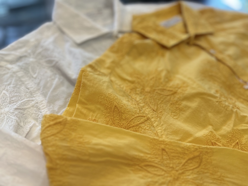 Poggianti1958の刺繍シャツ、イエローとホワイトの2色を並べたクローズアップ。立体的な刺繍が特徴。