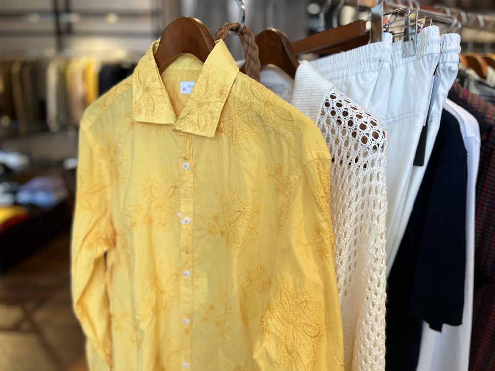 Poggianti1958の黄色い刺繍シャツが店内にディスプレイされている様子。夏らしい爽やかな雰囲気。