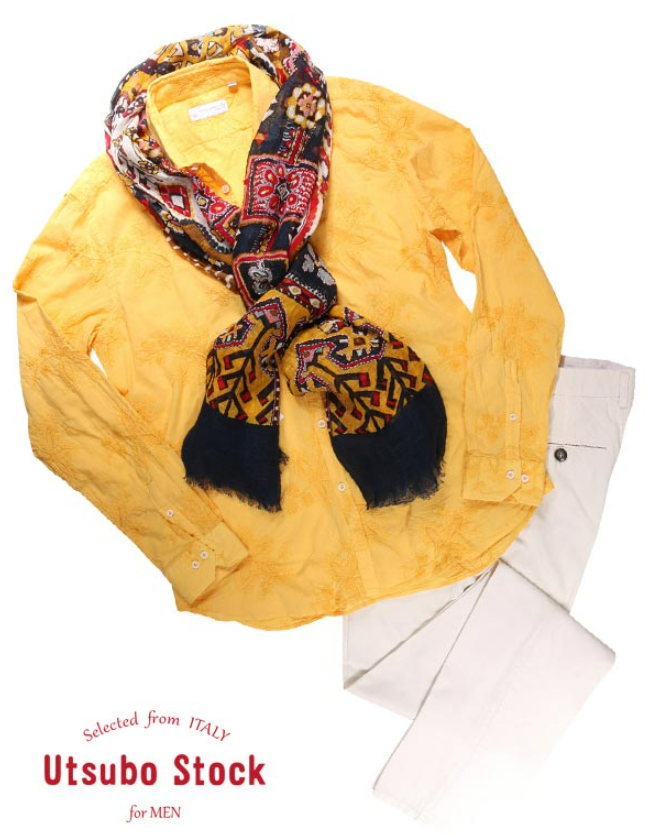 鮮やかなイエローのPOGGIANTI1958刺繍シャツに、エスニック調の柄ストールを合わせた上品で華やかな春夏コーディネート。白パンツとのコントラストが爽やか。