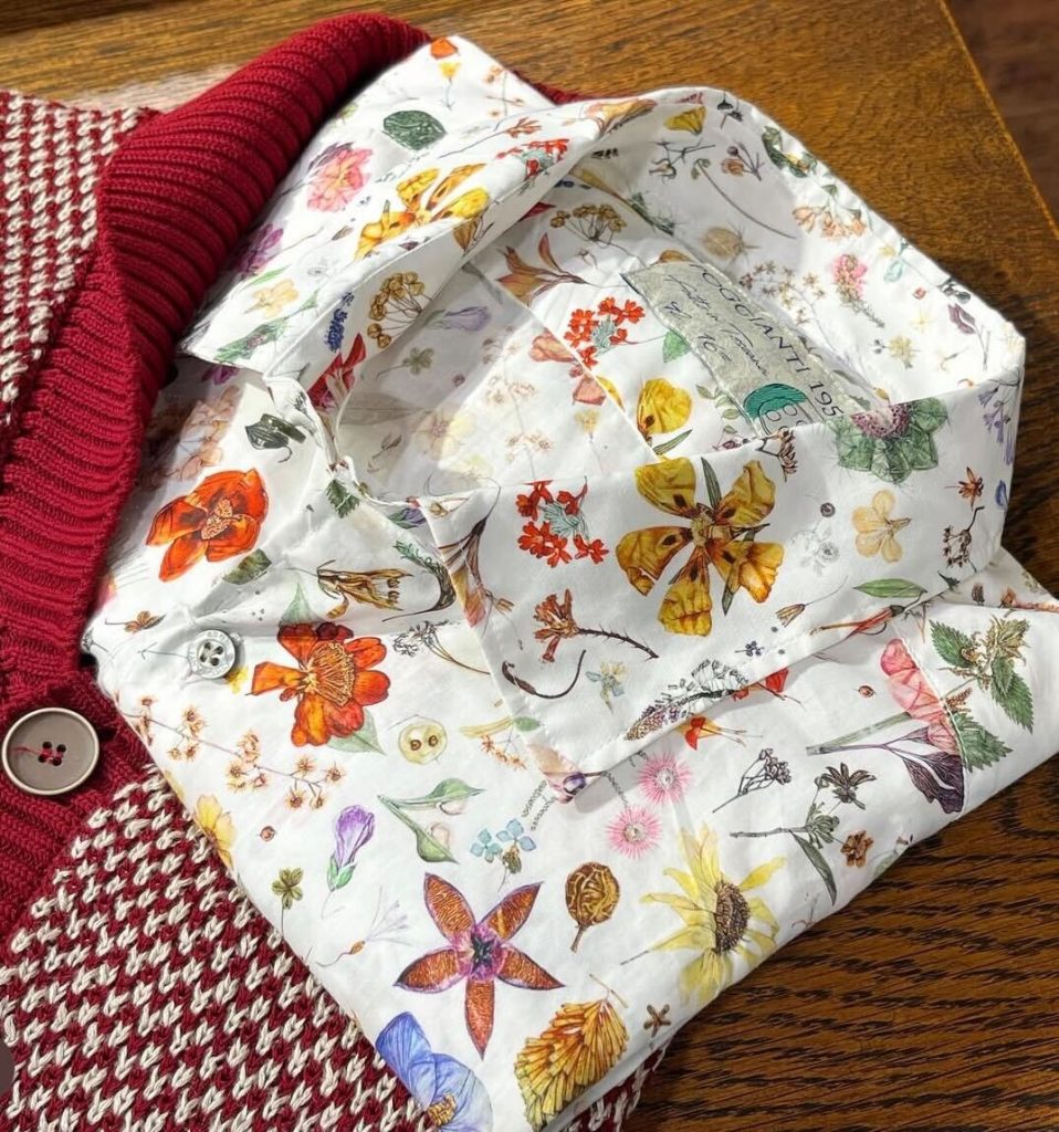 植物図鑑のような花柄が描かれた、イタリア製ボタニカルプリントシャツ（POGGIANTI 1958）