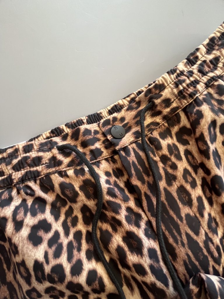 ウエスト部分のディテールとドローコード（PT TORINO レオパードパンツ）