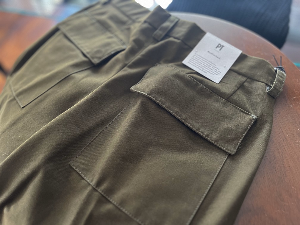 PT TORINO ReWorkedパンツの背面ポケットをクローズアップした画像。大ぶりなフラップ付きパッチポケットが特徴的。