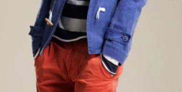 ブルーのスタジアムジャンパーに赤いパンツを合わせた人物の腰から下のファッション。インナーにはボーダー柄のトップスを重ね、カジュアルかつポップな赤×青コーディネート。中間色のボーダー柄インナーが、2色の主張の強さをうまく中和する役割を果たしている。