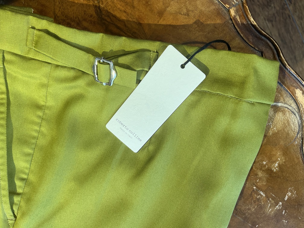 ロベルト・コリーナのハーフパンツ、サイドアジャスターとタグのディテール