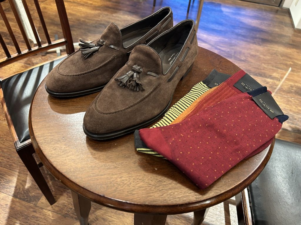 TAGLIATOREのスエードローファー、40代以上の大人の男性にふさわしい洗練された佇まい。alto milano（アルトミラノ）のソックスと共に