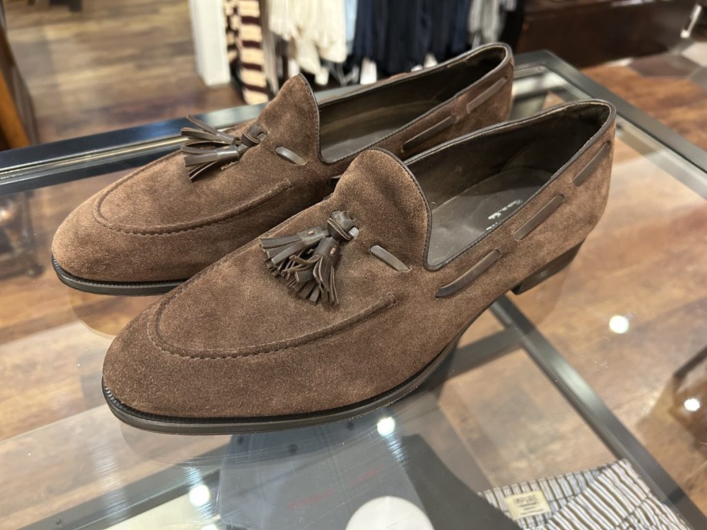 TAGLIATOREのローファー、サイドから見たシルエットが美しいクラシックなデザイン。ビッグサイズ45