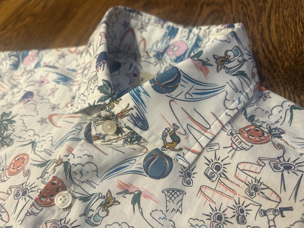 「XACUS（ザカス）の大人の柄シャツ、遊び心ある犬プリントと襟元の上品なデザインが魅力のイタリア製カジュアルシャツ」