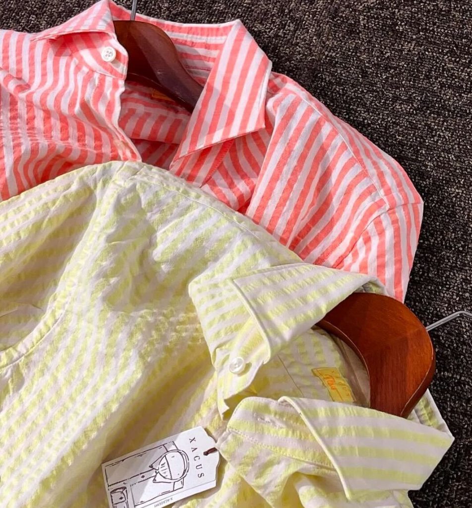 レモンイエローとコーラルピンクのストライプシャツ。軽やかなコットンリネン素材のイタリアブランドXACUS製