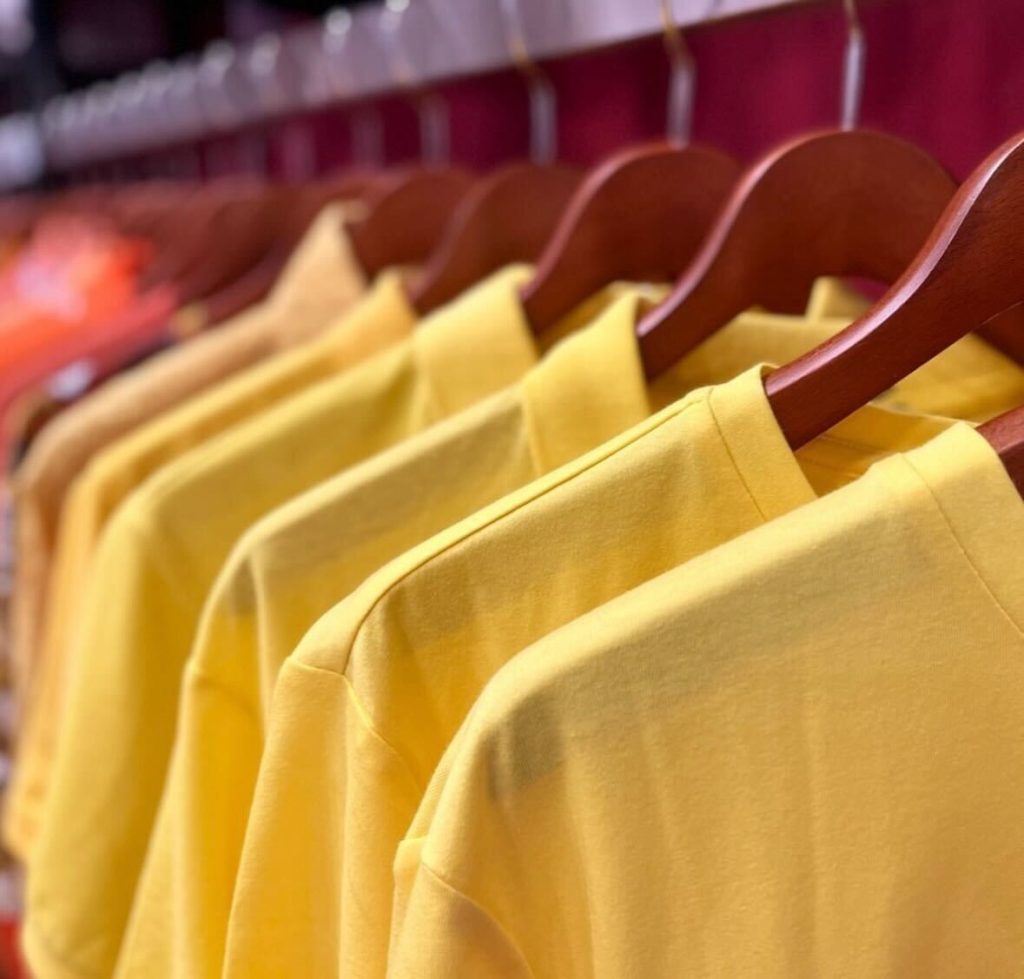 イエロー系のポロシャツやTシャツが並ぶ春夏カラーコレクション。明るく爽やかな印象のカラーバリエーション