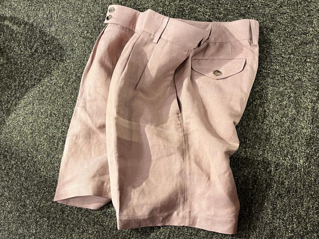 フロントにはツーインプリーツを採用。腰回りに程よいゆとりを生み、穿くだけでこなれたシルエットに。ドレスライクな印象を残しつつ、リラックス感のあるデザインで、ライトなジャケットとの相性も抜群です。