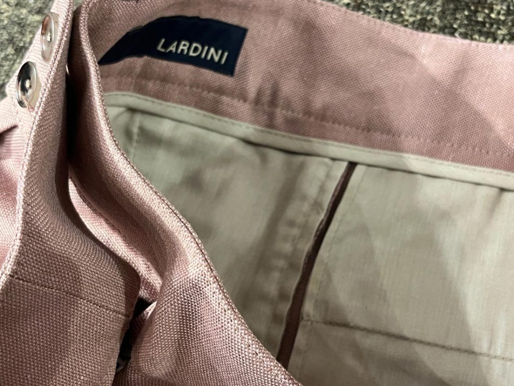 目を惹くのは、深みと温かみを併せ持つテラコッタカラー。レンガ色にも似たこの色合いは、リゾートにも都会の街並みにも映え、カーディガンやリネンシャツとの相性も抜群。カジュアルでありながら、どこか品のある雰囲気を演出してくれます。