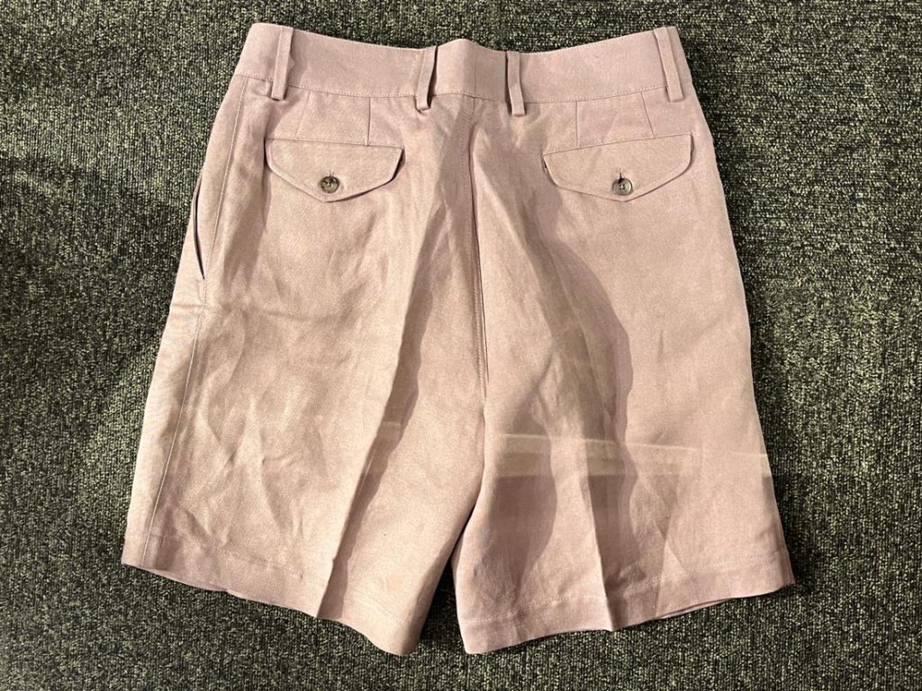 素材には、レーヨン54%、リネン46%を使用。レーヨンのとろみと落ち感に、リネンの通気性とシャリ感がプラスされ、涼しさとエレガンスを両立。歩くたびに軽やかに揺れるその表情は、夏の日射しを受けて一層引き立ちます。