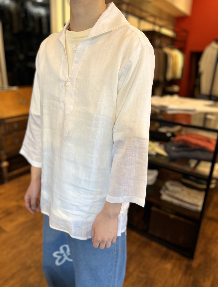 POGGIANTI 1958のカプリシャツを着用したスタイリング例。五分袖とリネンの涼やかさが特徴