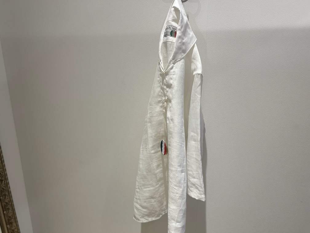 POGGIANTI 1958のリネンカプリシャツを壁に吊るしたディスプレイ写真