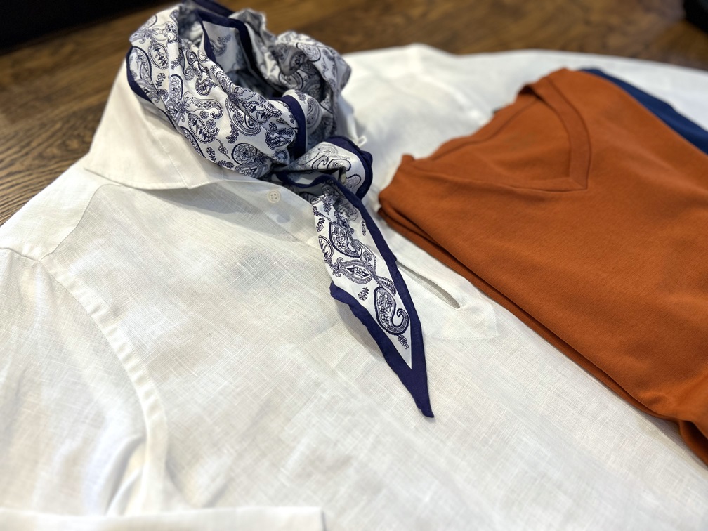 POGGIANTI 1958のリネンシャツにカラフルなインナーを組み合わせたレイヤード提案