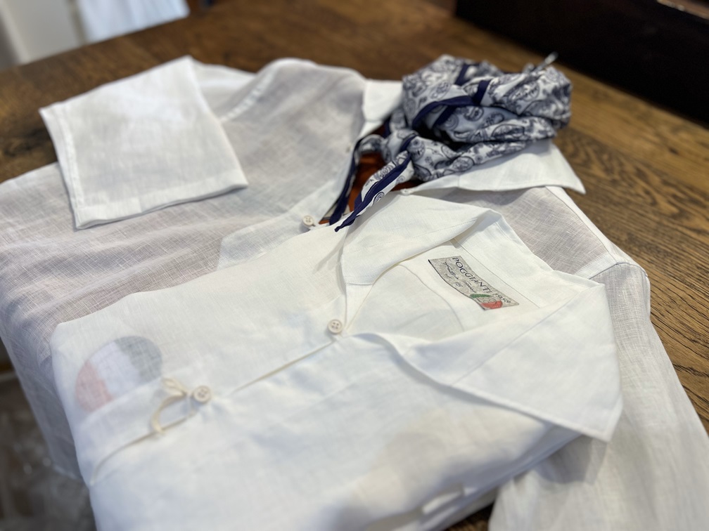 POGGIANTI 1958のリネンシャツにバンダナを合わせた首元のアレンジスタイル