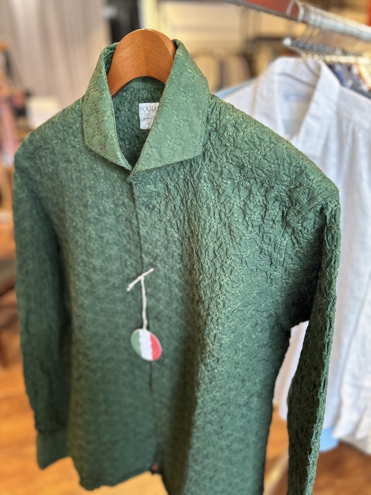 POGGIANTI 1958の花柄エンブロイダリーシャツ。柔らかなシュリンク加工が特徴