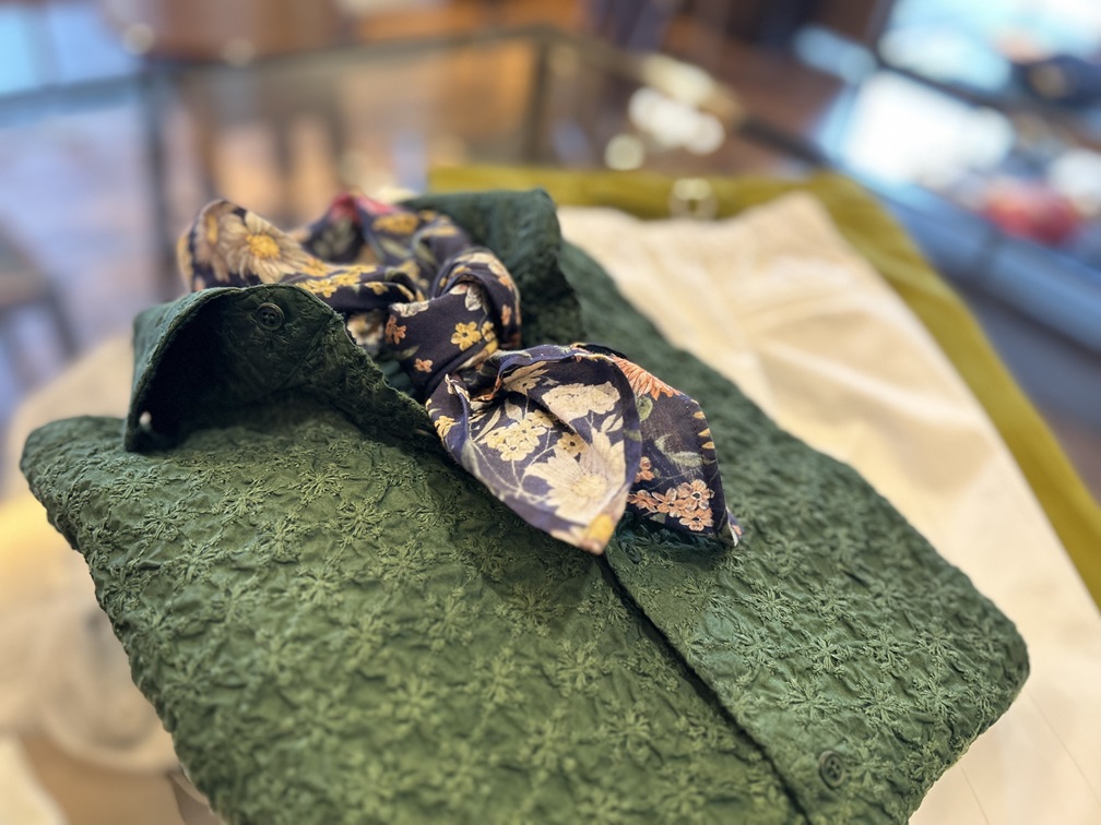 POGGIANTI 1958の刺繍シャツにフラワープリントのスカーフを合わせたスタイリング