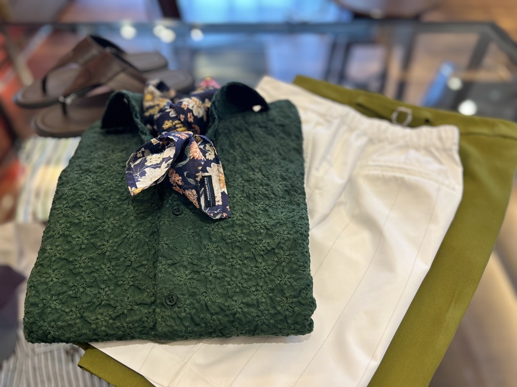白パンツやサンダルと合わせたPOGGIANTI 1958の刺繍シャツの夏コーディネート