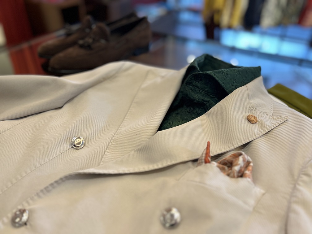 ジャケットの下から覗くPOGGIANTI 1958のエンブロイダリーシャツの襟元ディテール