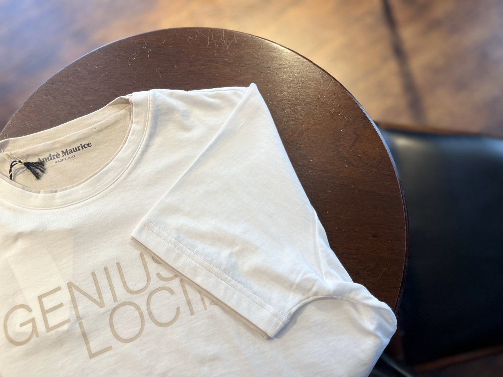 GENIUS LOCIロゴ入りTシャツを平置きで撮影。やわらかな質感と繊細なプリントが際立つ