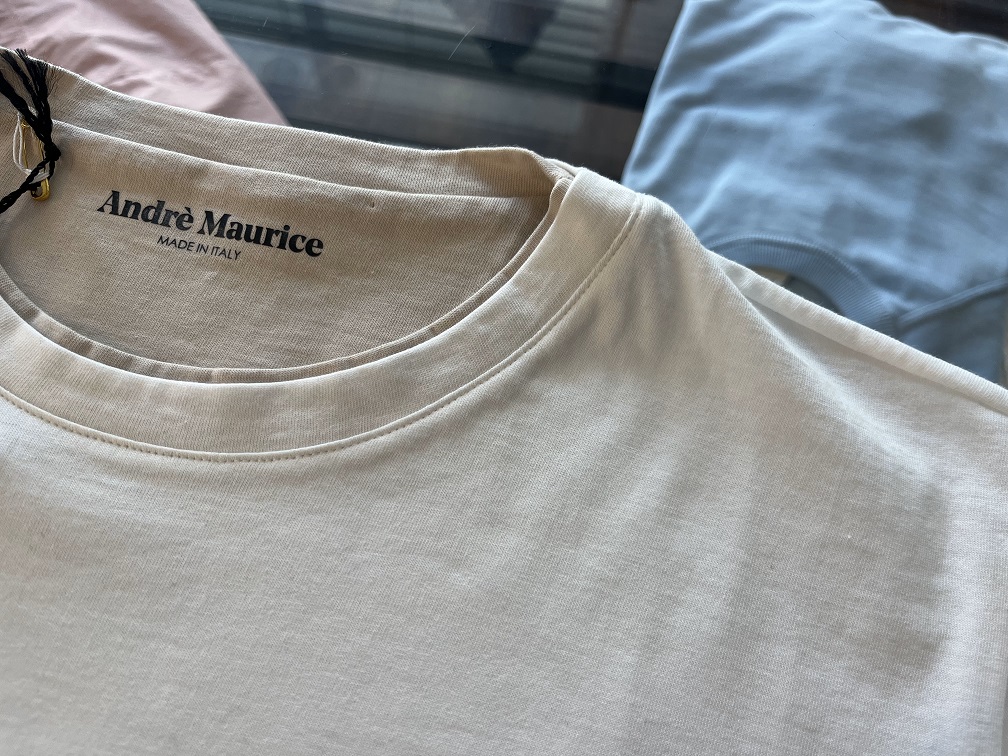 ネック部分のディテールをクローズアップした画像。MADE IN ITALYの刻印が確認できる