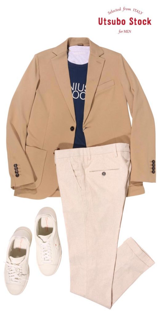 ベージュジャケットとネイビーTシャツを組み合わせたコーディネート例。足元は白スニーカーで清潔感をプラス。