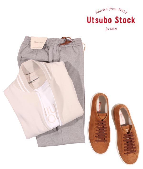 グレーパンツと白ジャケットでスタイリングしたプリントTシャツの着こなし例