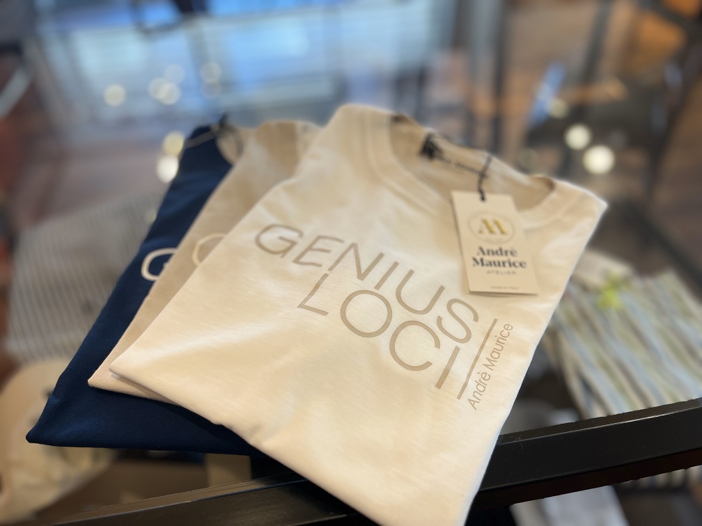 ブランドタグ付きTシャツのディスプレイ画像。高級感のある仕上がりが印象的