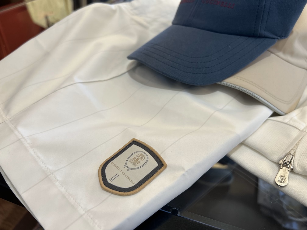 BRUNELLO CUCINELLIのホワイトショートパンツは大人のワードローブ　ロゴワッペン、キャップ合わせ