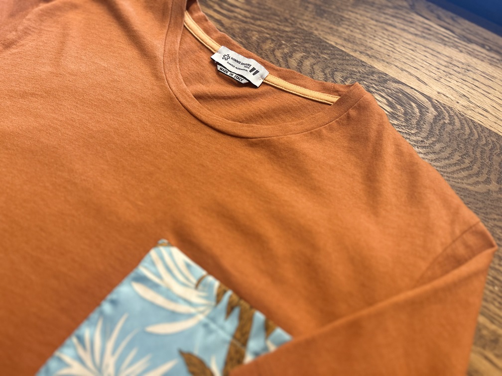 DANIELE ALESSANDRINI Tシャツの襟元とネックタグのディテール