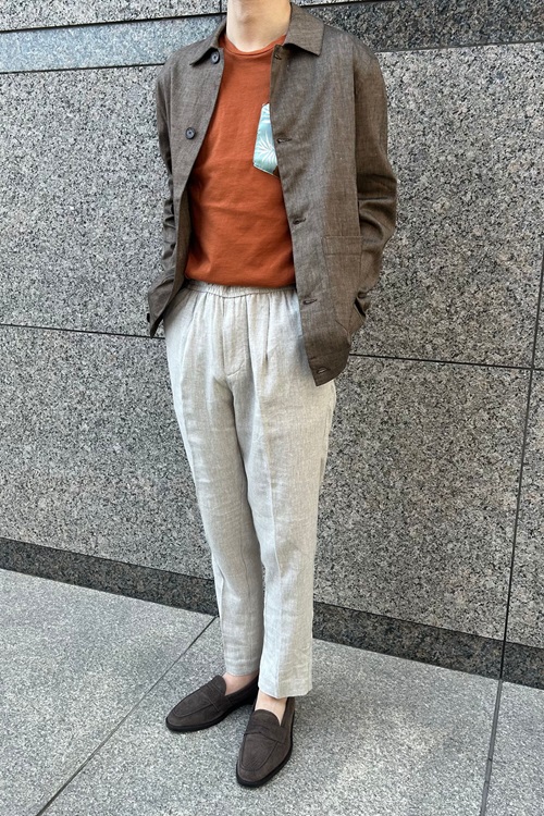 リネンパンツとジャケットに合わせたDANIELE ALESSANDRINI Tシャツのスタイリング例