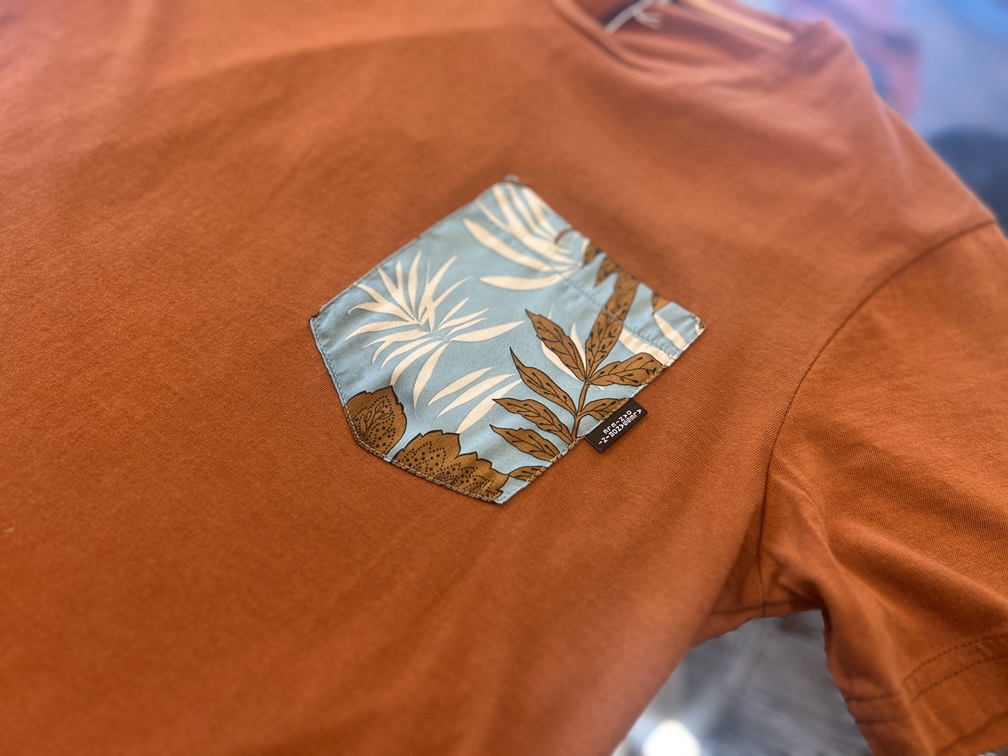 トロピカル柄の胸ポケットが特徴的なDANIELE ALESSANDRINIのTシャツクローズアップ