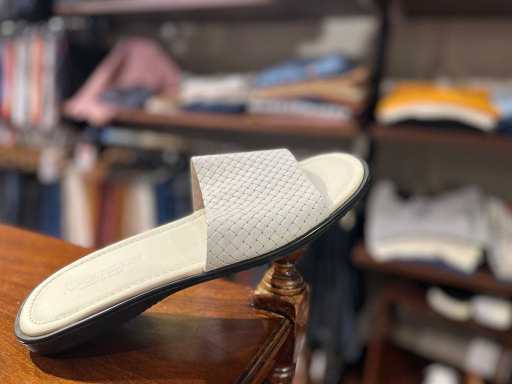 DOUCAL’Sのホワイトレザー編み込みサンダル。軽やかで上品な佇まいが、大人の夏スタイルにフィットする一足です。