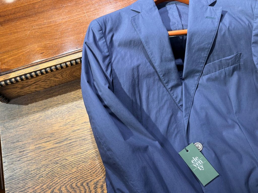 ELEVENTYのネイビーカラージャケット。軽量素材で仕立てられており、カジュアルながらも品のある佇まいが魅力の春夏向けアイテム。