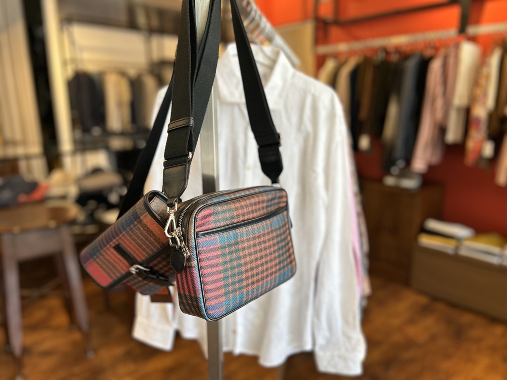 ETROのマルチカラーボディバッグを店内にディスプレイした様子