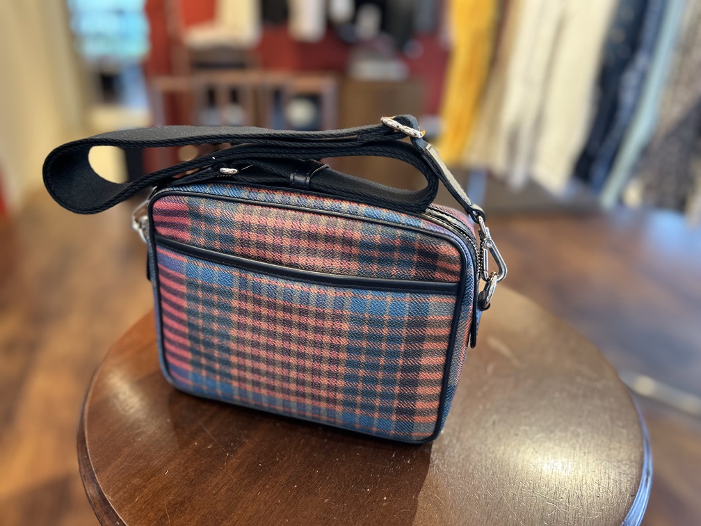 テーブルの上に置かれたETROのPVC素材ボディバッグの全体写真