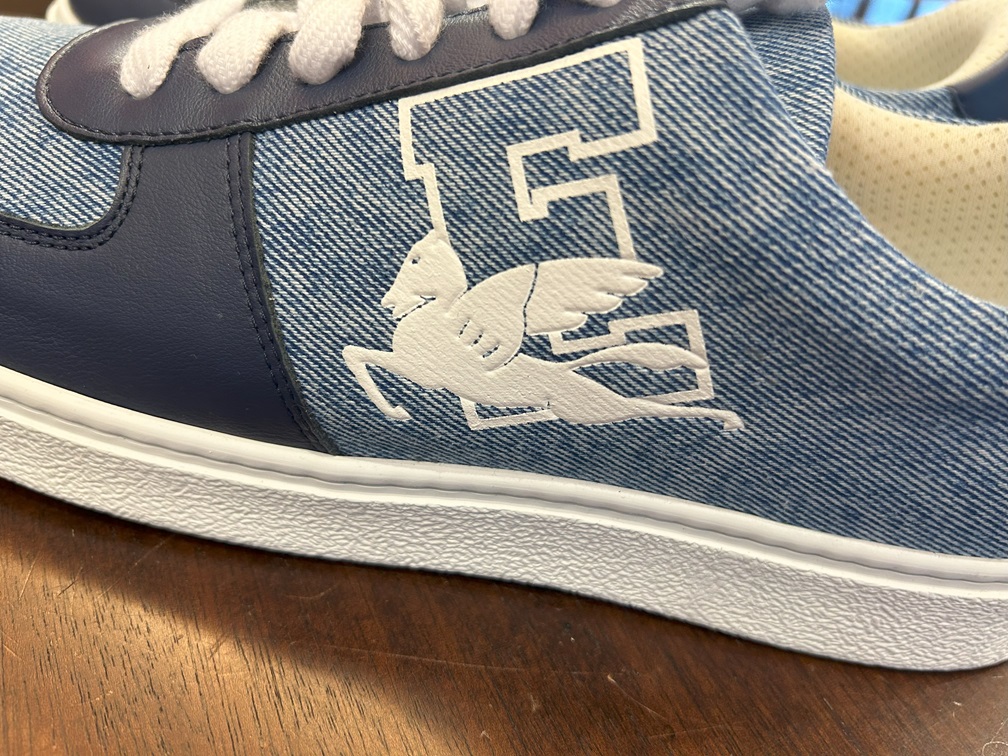 ETROのペガサスロゴが際立つサイドデザインのディテール