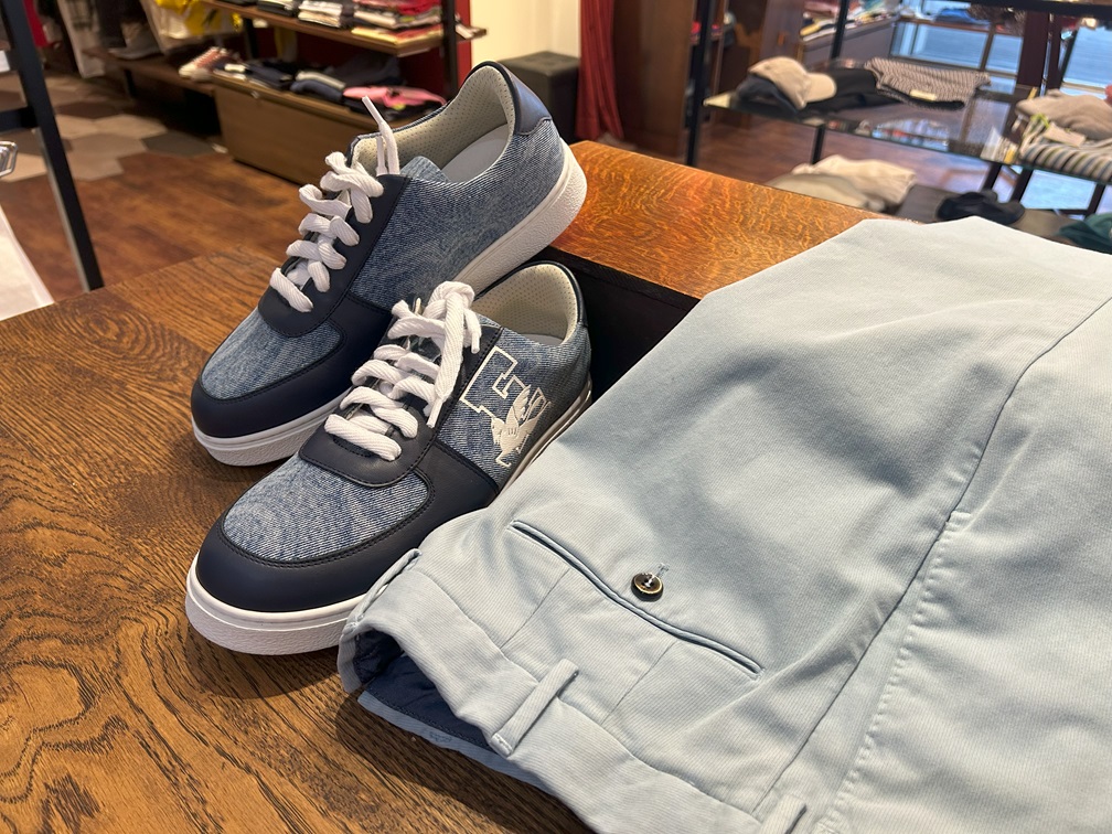 ETROのスニーカーとライトブルーパンツのスタイリング提案ショット
