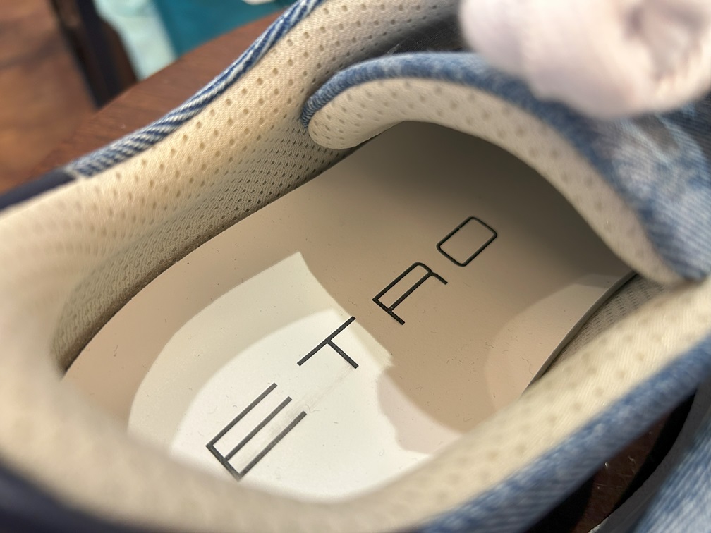 etroネイビースニーカーのインソールに刻印された、etroロゴ。白いパティングが特徴的なデザイン。