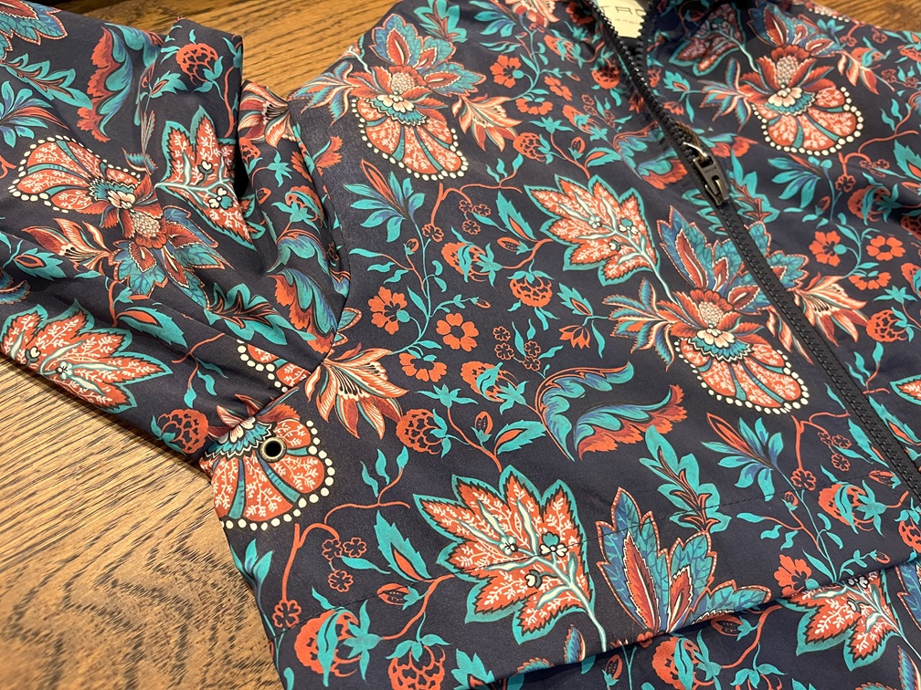 脇の下にベンチレーションが施されたETROブルゾン