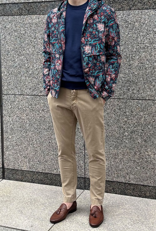 チノパンとローファーでまとめたETROブルゾンのコーディネート